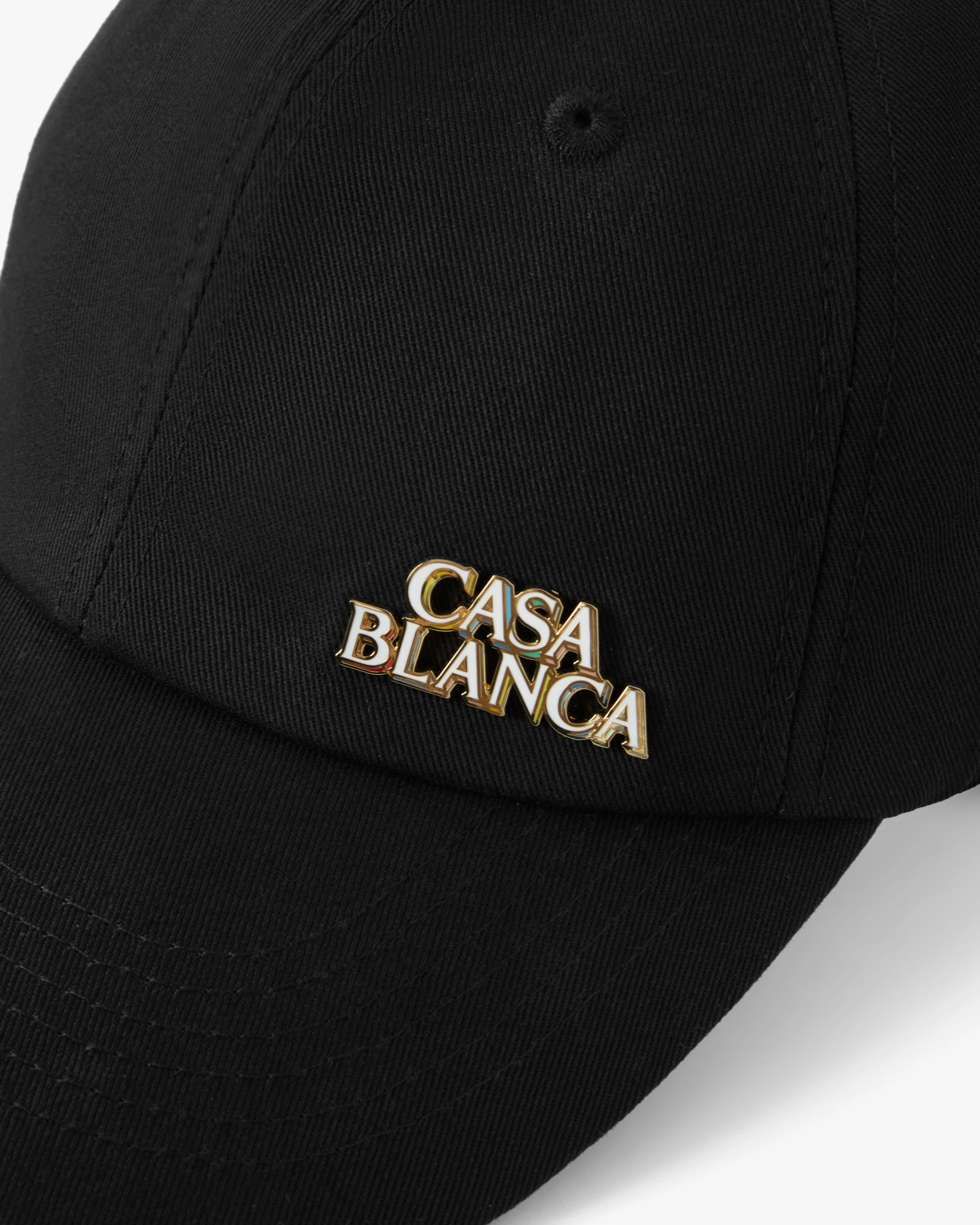 Casquette noire à rivet à logo superposé