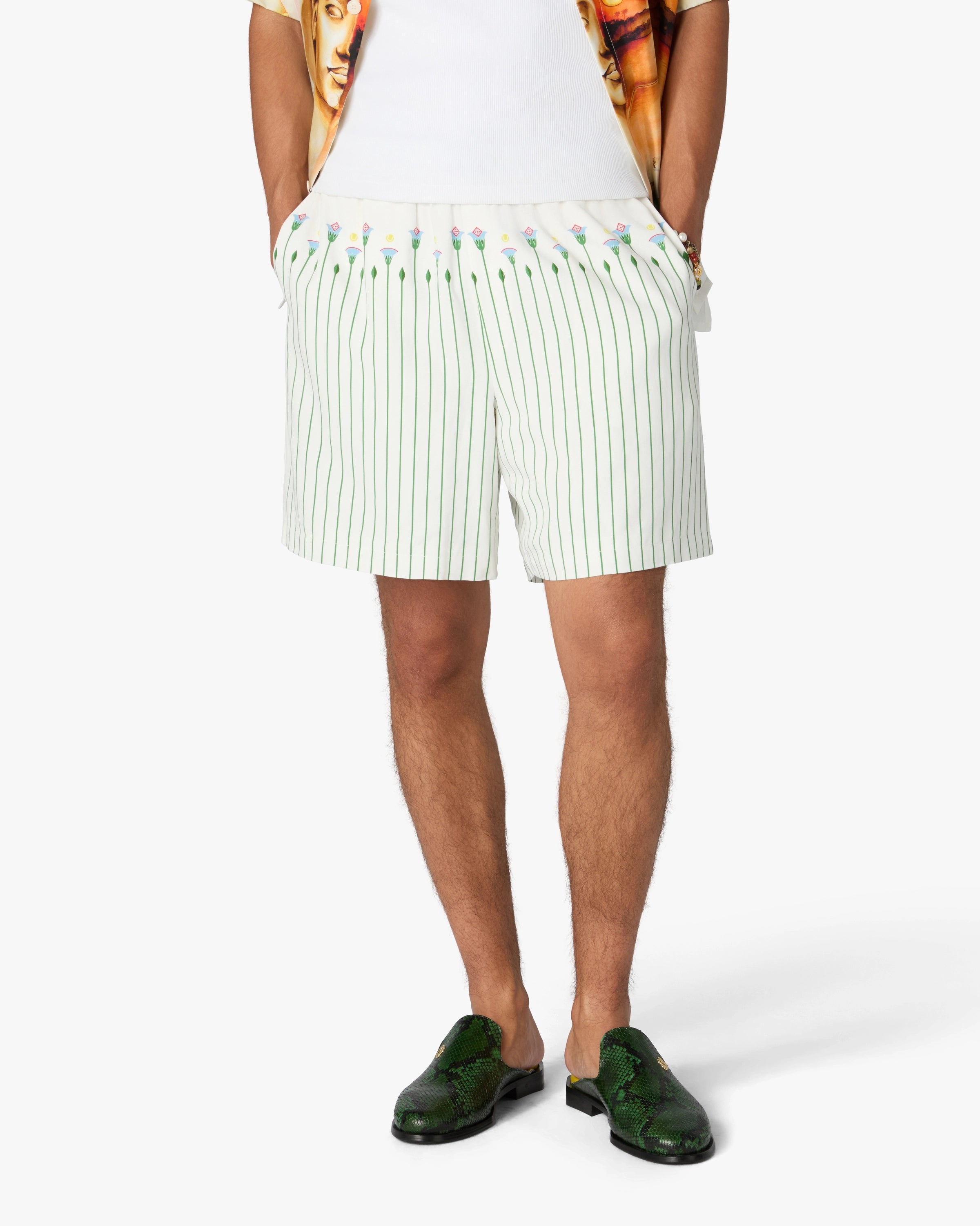 Short sportif vert en lin à rayures et à fleurs