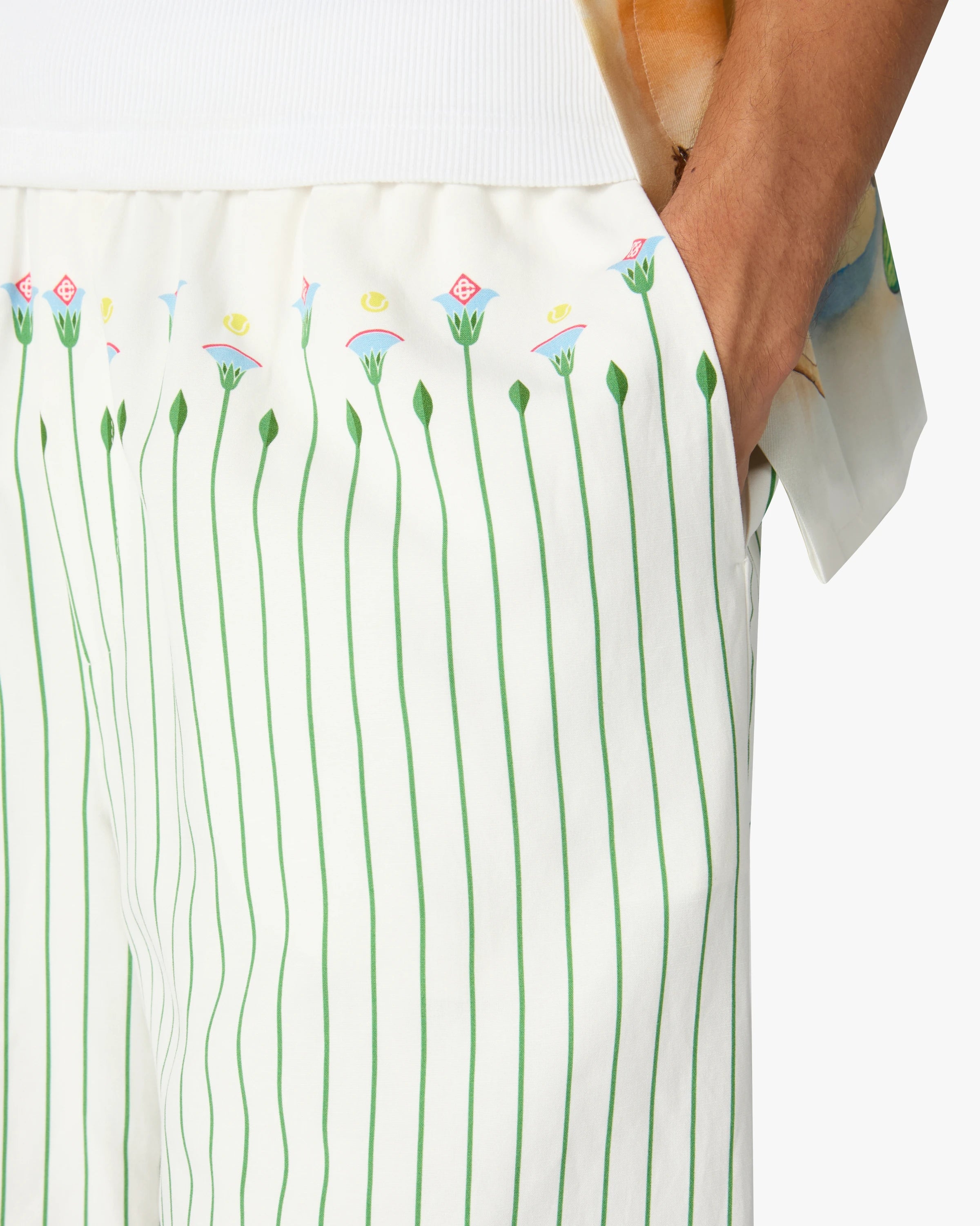 Short sportif vert en lin à rayures et à fleurs