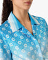 Chemise courte en soie bleue à monogramme dégradé et nœud